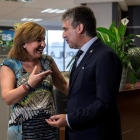 El portavoz del PP en el Senado, Ignacio Cosidó, y la presidenta del PP valenciano, Isabel Boning, este viernes, 10 de agosto, en València. /-EFE / BIEL ALINO