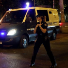 Un furgón de la Guardia Civil traslada a Jordi Sànchez y Jordi Cuixart a la prisión de Soto del Real.-REUTERS / SUSANA VERA