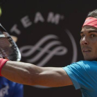 Rafael Nadal devuelve la bola ante el estadounidense Isner en el Open de Italia.-AP
