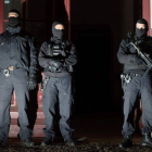 Policías alemanes custodian la entrada de la vivienda donde ha sido detenido un yihadista.-Foto: AP / LUKAS SCHULZE