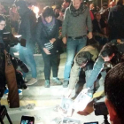 Queman fotos del Rey en Banyoles para celebrar la sentencia de Estrasburgo.-/ MOISÈS CAMÓS/ACN