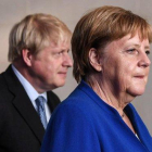 El primer ministro británico, Boris Johnson, y la cancillera alemana, Angela Merkel, en un encuentro en Berlín el pasado agosto.-FILIP SINGER (EFE)