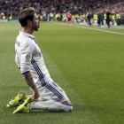 Sergio Ramos celebra el segundo gol del Madrid.-J. J. GUILLÉN / EFE
