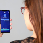 BBVA permite enviar dinero a otros móviles a través de la voz y vía chatbots.-EL PERIÓDICO