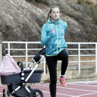 Estela Navascués, en uno de sus últimos entrenamiento en Los Pajaritos junto a Blanca, que espera paciente en el carrito.-LUIS ÁNGEL TEJEDOR
