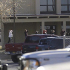Los esudianes salen en fila de la escuela donde se ha producido el tiroteo.-/ AP / JON AUSTRIA