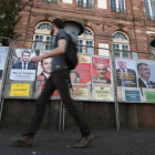 Una pared de Estrasburgo con carteles electorales de los 11 candidatos a la presidencia de Francia.-AFP / FREDERICK FLORIN