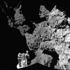 Imagen captada por el módulo 'Philae' en su emplazamiento definitivo en el cometa. A la izquierda puede observarse una de sus tres patas, que no quedó bien anclada al suelo.-Foto: ESA