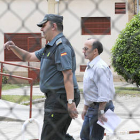 Un agente acompaña al autor de la muerte de De Cassia a salir de prisión el pasado día 12 de junio. / V. GUISANDE-