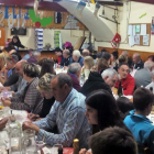 Unas 100 personas se dieron cita en la cena de Nochevieja que tuvo lugar en el salón municipal.-HDS