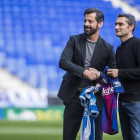Quique Sánchez Flores y Ernesto Valverde, en el estadio de Cornellà-El Prat antes del derbi de Liga.-JORDI COTRINA