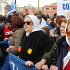 La presidenta de la asociación argentina Madres de Plaza de Mayo, Hebe de Bonafini, junto a cientos de seguidores ayer en Buenos Aires.-EFE / ALBERTO ORTIZ