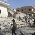 Civiles inspeccionan los restos de un bombardeo en Raqqa el 19 de Noviembre.-Foto: REUTERS / NOUR FOURAT