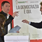 Renzi, tras depositar su voto.-MAURIZIO DEGL INNOCENTI / EFE