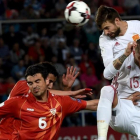 Piqué y Ramos suben a rematar una jugada de estrategia en el Macedonia-España de este domingo en Skopj-