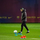 Ernesto Valverde, en el último entrenamiento del Barça en la Ciutat Esportiva Joan Gamper.-JORDI COTRINA