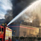 Los bomberos durante las tareas de extinción del incendio, este jueves en China.-STR