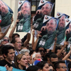 Cientos de jóvenes se han concentrado en la Universidad de La Habana para recordar a Fidel Castro.-EFE / ALEJANDRO ERNESTO