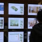 Una joven observa la oferta de pisos de una inmobiliaria del Eixample de Barcelona.-RICARD CUGAT
