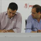 Pedro Sánchez y César Luena, este lunes durante la reunión de la ejecutiva del PSOE.-AGUSTÍN CATALÁN