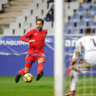 Marc Mateu encara al portero del Oviedo durante el partido del sábado en el Carlos Tartiere.-AREA 11