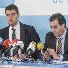 El presidente de la Comisión de Investigación del Hospital de Burgos y procurador popular por Salamanca, Salvador Cruz (D), y el procurador del Partido Popular por Burgos, Ángel Ibáñez (I).-ICAL