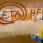 Un operario limpia una pintada a favor de ETA en Gernika.-EL PERIÓDICO