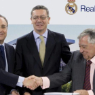El presidente del Real Madrid, Florentino Pérez, junto al entonces alcalde de Madrid, Alberto Ruiz-Gallardón, en un acto del 2010.-PACO CAMPOS / EFE