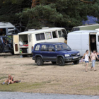 Los participantes en la acampada ocupan Pinar Grande con sus coches. / A. M.-