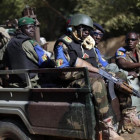 Soldados del Ejército de Mali patrullan las calles de Gao, en el norte de Mali, en una imagen de archivo, en noviembre del 2013.-AP / JEROME DELAY