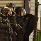 Agentes de las fuerzas especiales rodean el edificio donde se han atrincherado los terroristas, en Saint-Denis.-REUTERS / CHRISTIAN  HARTMANN