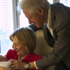 Hillary y Bill Clinton, con su nieto.-Foto: EL PERIÓDICO