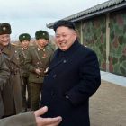 Kim Jong-un visita a una unidad del Ejército de Corea del Norte, este lunes.-Foto: AFP / KNS