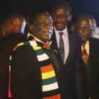 El presidente de Zimbabue Emmerson Mnangagwa, a su regreso anticipado a Harare por el estallido de las protestas.-AP
