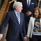 El editor del Grupo Promecal, Antonio Méndez Pozo, conversa con la vicepresidenta del Gobierno, Soraya Sáez de Santamaría-Ical