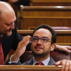 Antonio Pradas, de pie, conversa con el líder del grupo parlamentario del PSOE, Antonio Hernando, en el hemiciclo.-JUAN MANUEL PRATS