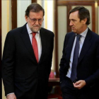 Mariano Rajoy conversa con Rafael Hernando en los pasillos del Congreso, el pasado mes de julio.-JUAN MANUEL PRATS