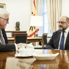 El  presidente de Alemania, Frank-Walter Steinmeier, y el líder del SPD, Martin Schulz, reunidos en el palacio Bellevue de Berlín.-/ EFE / JESCO DENZEL