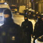 Varios antidisturbios vigilan los accesos cerrados a la calle donde se llevó a cabo una operación antiterrorista en la ciudad de Verviers.-Foto: EFE