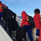 La selección española de regresando al avión.-