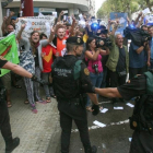 Guardias civiles ante un grupo de manifestantes, durante el registro del semanario El Vallenc-EFE / JAUME SELLART