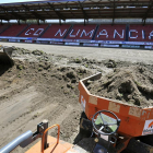 Imagen de los trabajos que se están llevando a cabo para instalar el nuevo césped de Los Pajaritos.-VALENTÍN GUISANDE