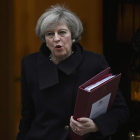 La primera ministra, Theresa May, sale de Downing Street.-TOBY MELVILLE