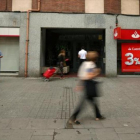 Oficinas bancariasdel Popular y del Santander, en Barcelona.-REUTERS / ALBERT GEA