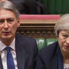 Hammond y May, en la presentación del presupuesto en el Parlamento.-AFP