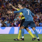 Cristiano Ronaldo protesta al árbitro tras ver la tarjeta roja.-JOSEP LAGO (AFP)