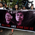 Manifestantes marchan en solidaridad de los dos periodistas encarcelados en Birmania.-ANN WANG (REUTERS)