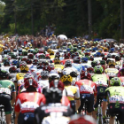 El pelotón rueda durante la tercera etapa de la 102ª edición del Tour de Francia, una carrera de de 159,9 kilímetros entre Amberes y Huy en Bélgica, hoy, lunes 6 de julio de 2015.-Foto: EFE