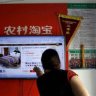 Un cliente realiza una compra a través de la plataforma de Alibaba en una zona rural.-Foto: REUTERS