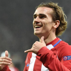 Griezmann celebra un gol en el encuentro de Champions ante el Bayer Leverkusen.-AP / MARTIN MEISSNER